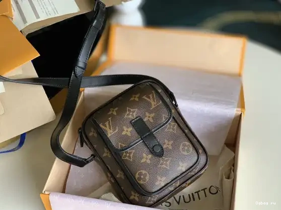 Wearable VUITTON LOUIS Christopher Wallet 0419